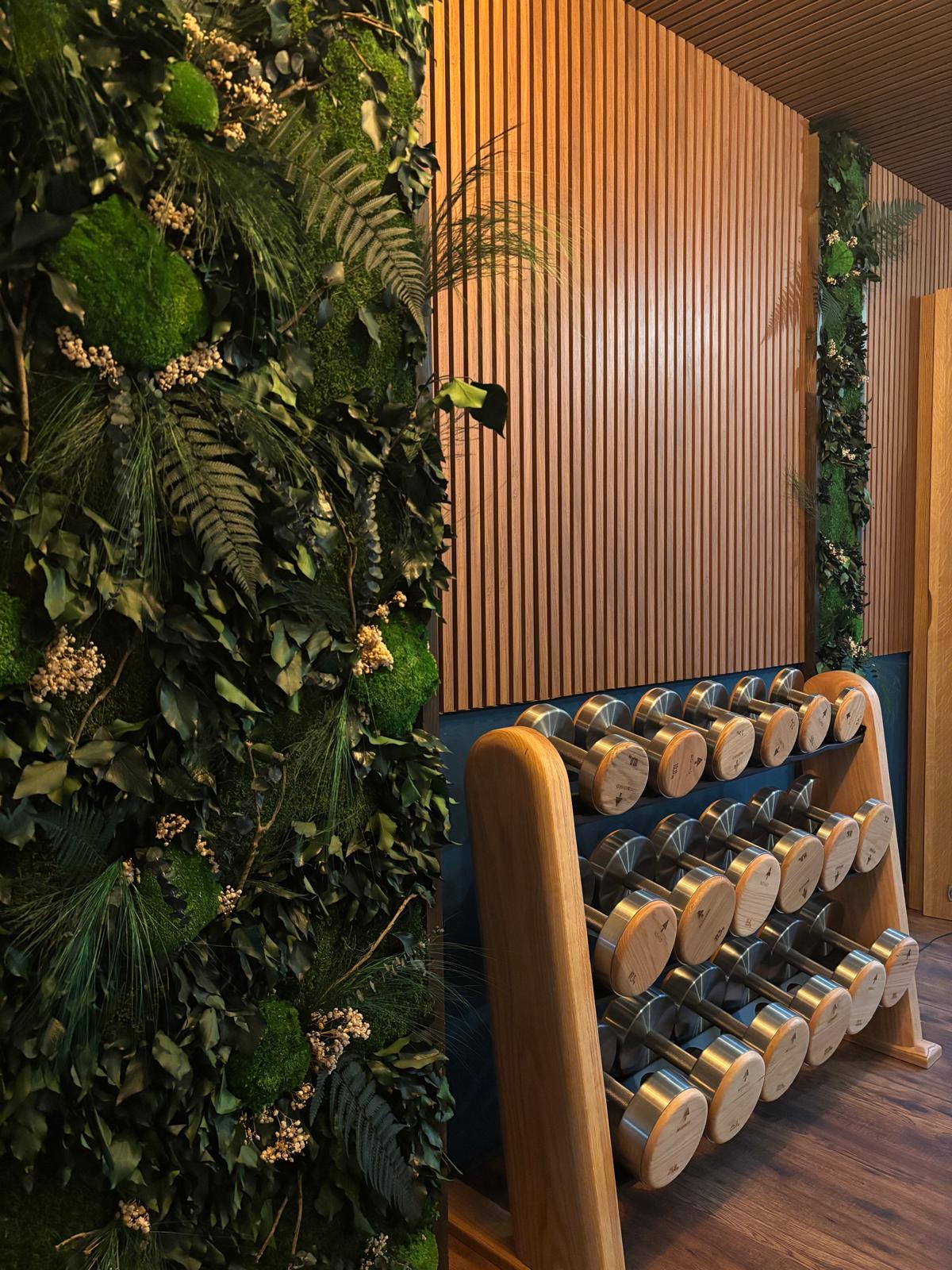 Haltères en bois et décoration végétale de Coaching Studio Caen